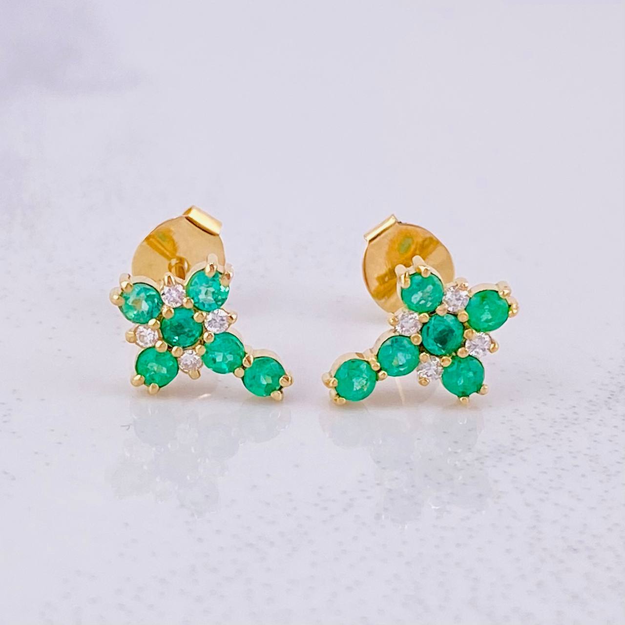 Topos Cruz Tupida Esmeraldas 50pts Diamantes 6pts 1.6g / 10.7mm Oro Amarillo 18K