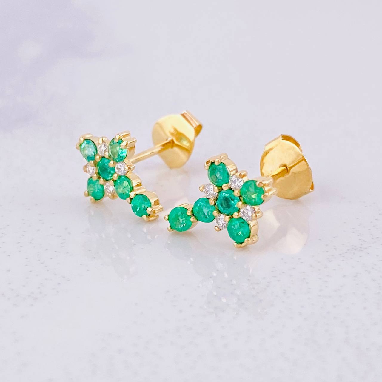 Topos Cruz Tupida Esmeraldas 50pts Diamantes 6pts 1.6g / 10.7mm Oro Amarillo 18K