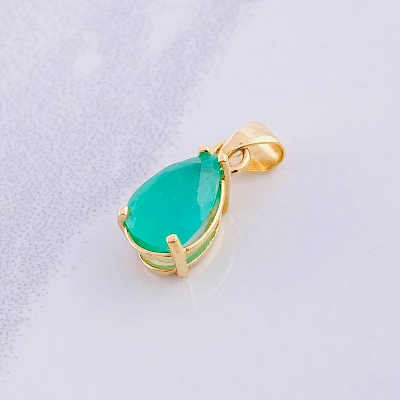 Dije Lágrima Esmeralda 1.2qts 1.25g / 1.6cm Oro Amarillo 18K