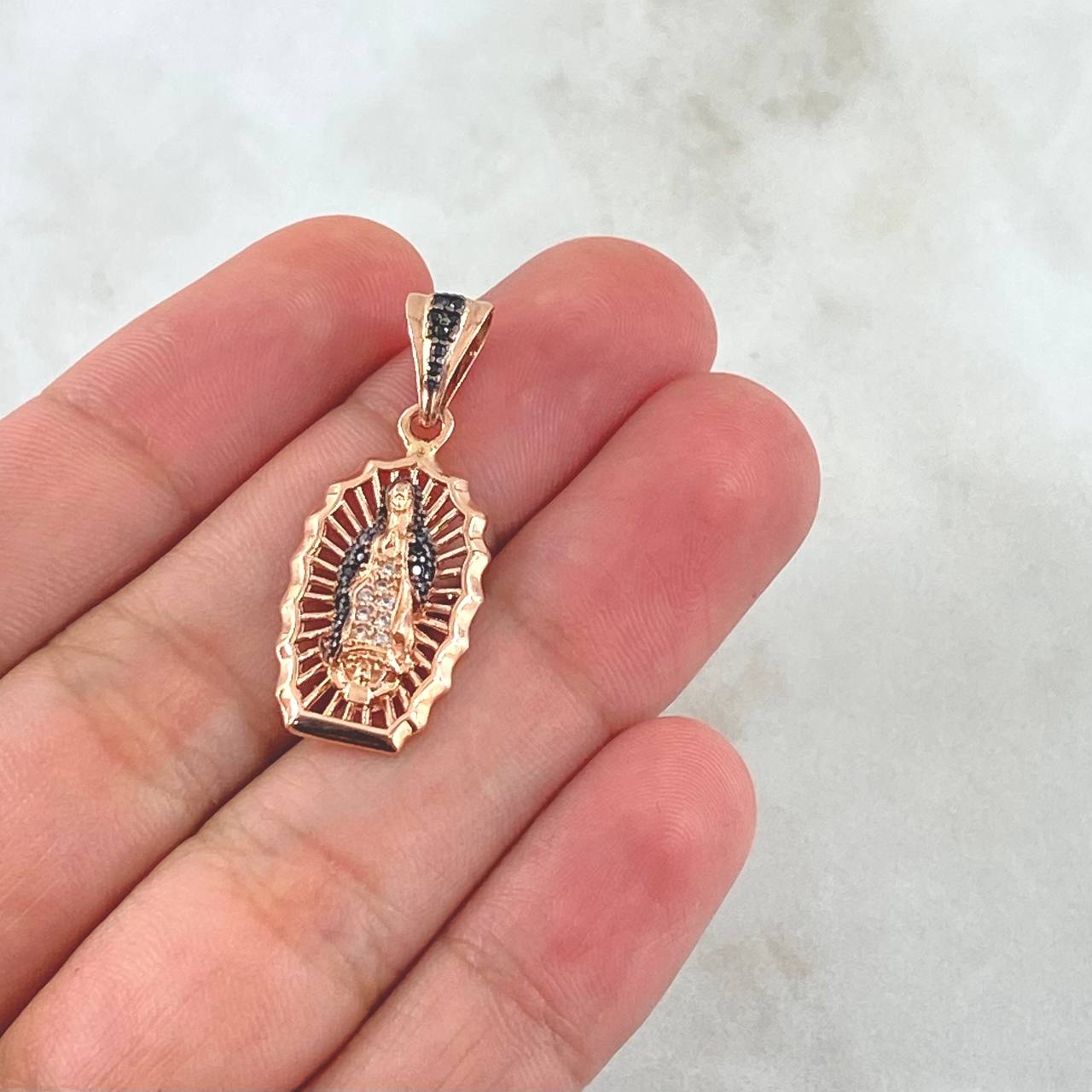Dije Virgen Guadalupe 2.85gr / 3cm / Circones Blancos Negros Oro Rosa 18K ©