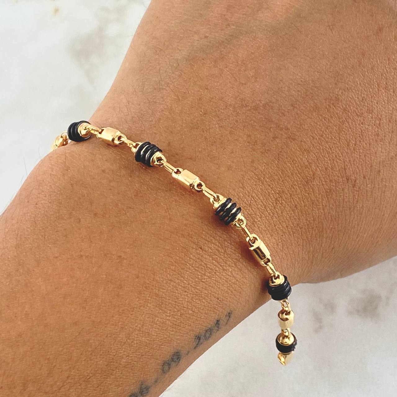 Pulso Rustico Barril Liso 2.9gr / 19cm / 3mm Cauchos Negros Oro Amarillo 18K *