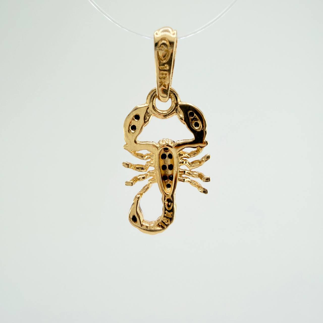Dije Escorpion 1.15gr / 2.1cm / Dos Oros Negro Amarillo 18K %