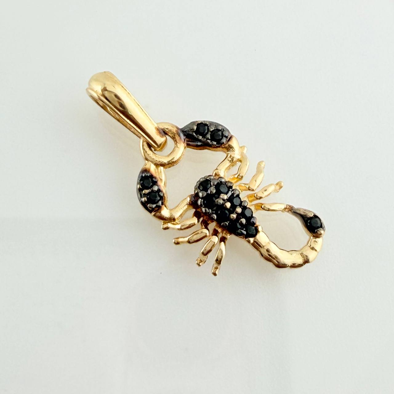 Dije Escorpion 1.15gr / 2.1cm / Dos Oros Negro Amarillo 18K %