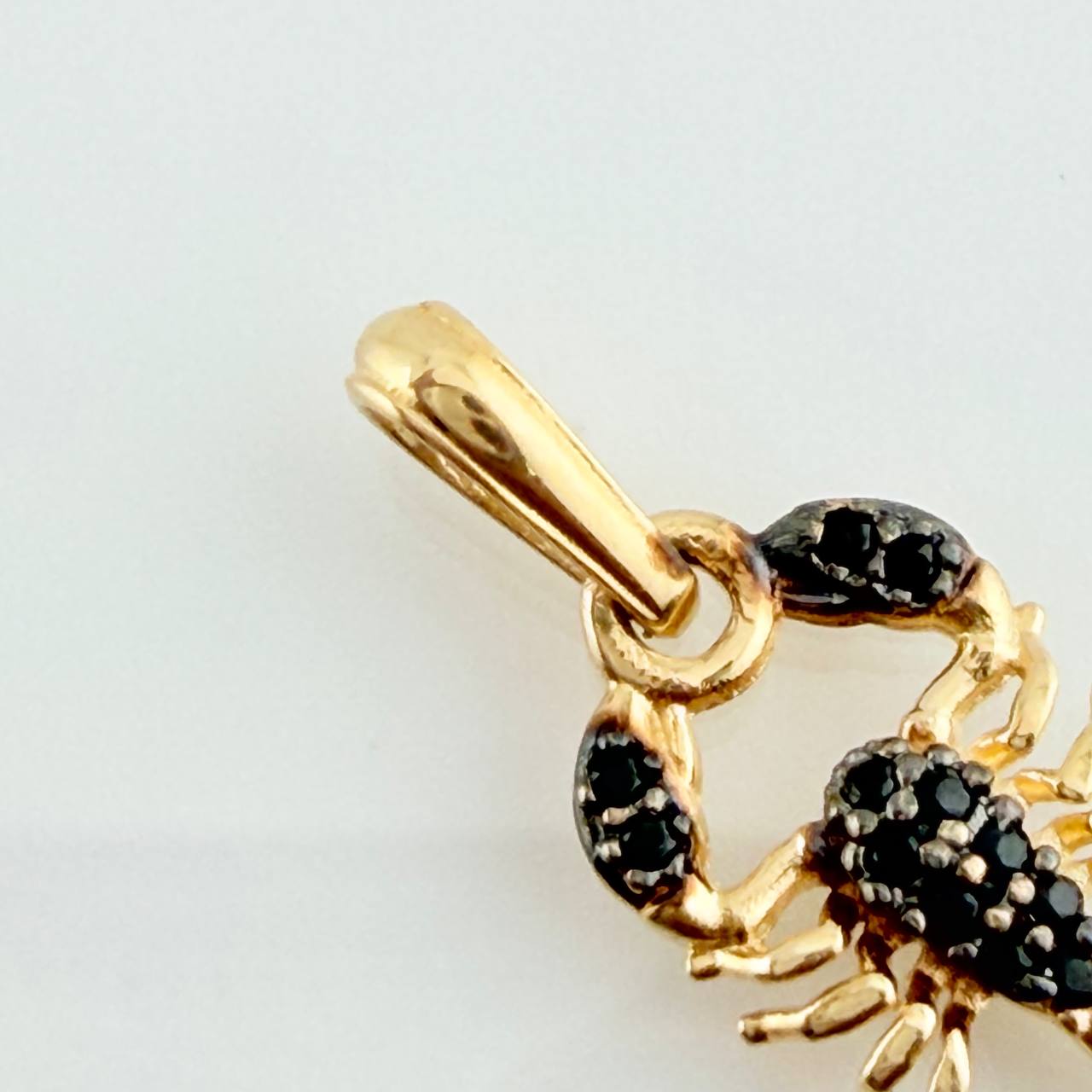 Dije Escorpion 1.15gr / 2.1cm / Dos Oros Negro Amarillo 18K %