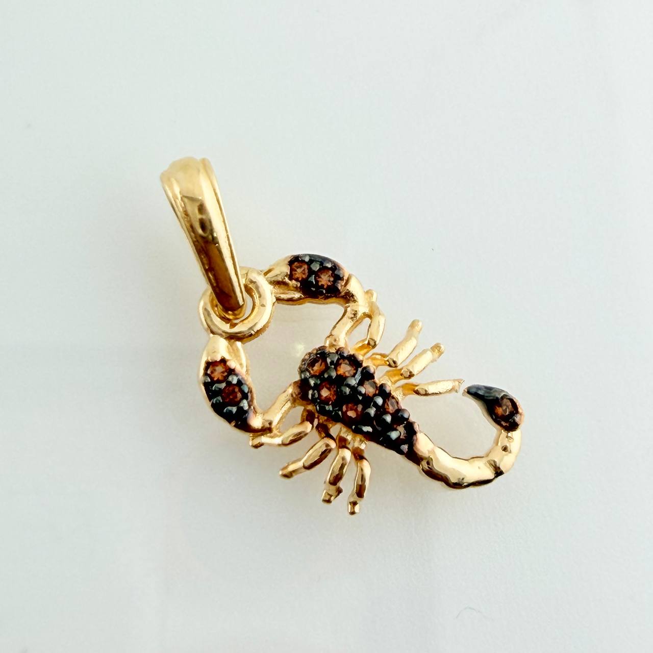 Dije Escorpion 1.15gr / 2.1cm / Dos Oros Negro Amarillo 18K %