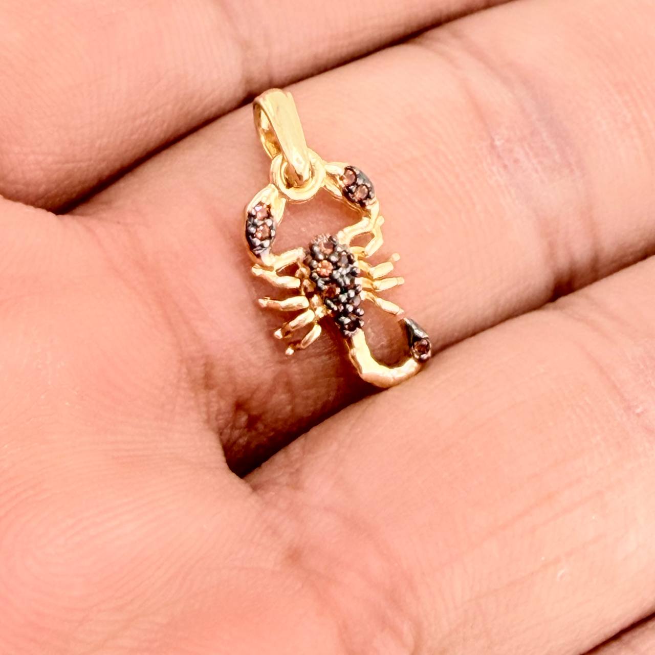 Dije Escorpion 1.15gr / 2.1cm / Dos Oros Negro Amarillo 18K %