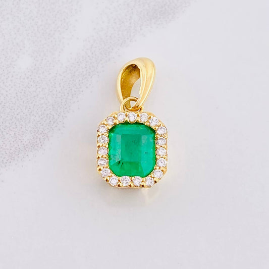 Dije Cuadro Borde Tupido Esmeralda 2.3pts Diamantes 24pts 3.2g / 2.2cm Oro Amarillo 18K
