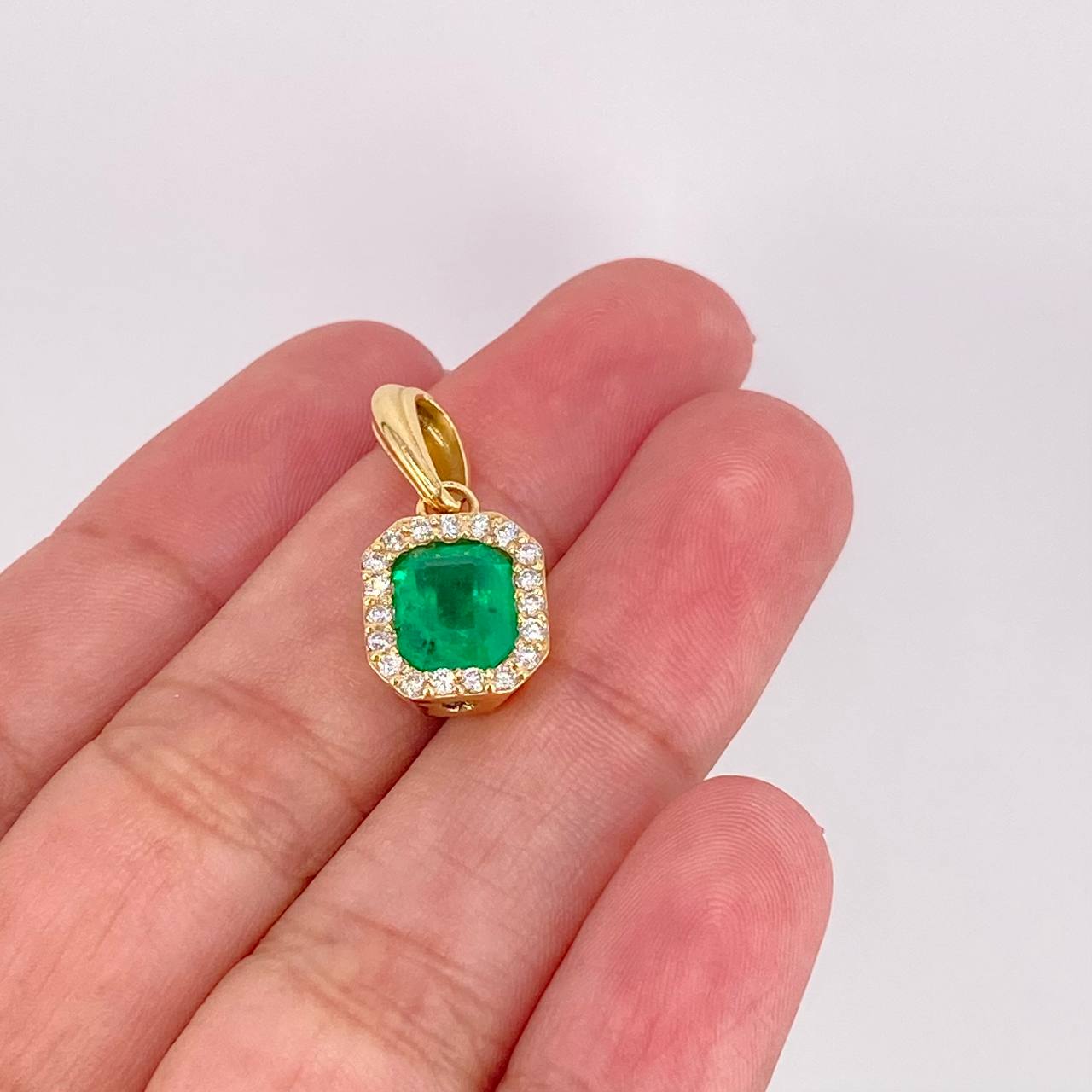 Dije Cuadro Borde Tupido Esmeralda 2.3pts Diamantes 24pts 3.2g / 2.2cm Oro Amarillo 18K
