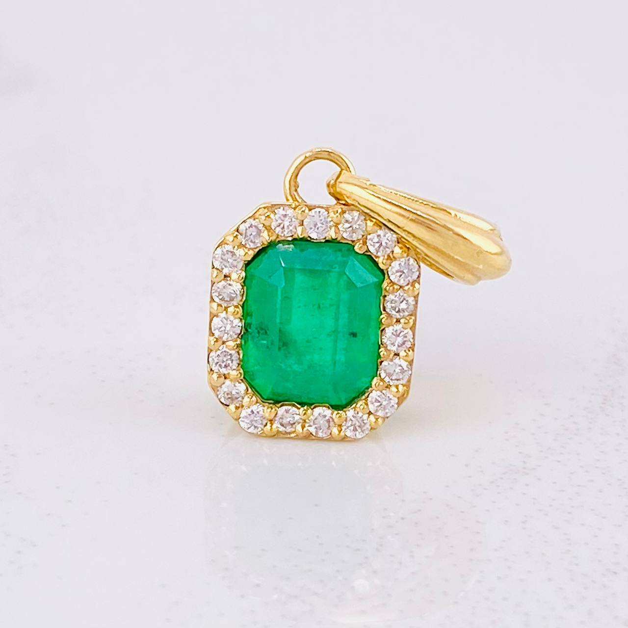 Dije Cuadro Borde Tupido Esmeralda 2.3pts Diamantes 24pts 3.2g / 2.2cm Oro Amarillo 18K