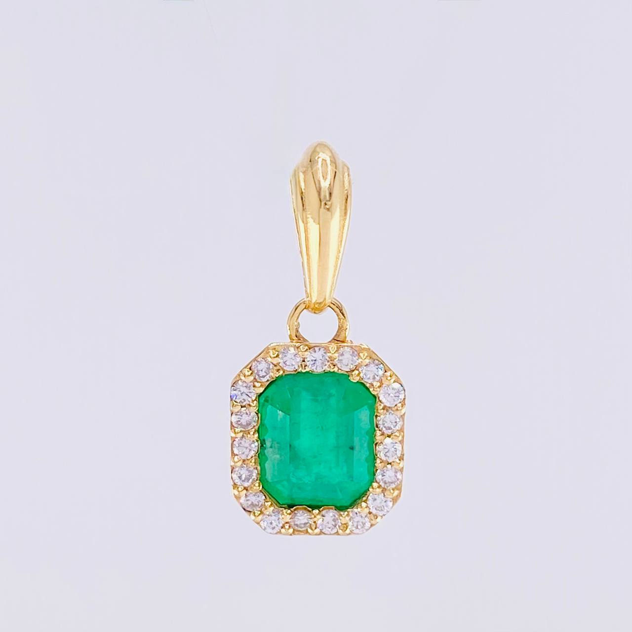 Dije Cuadro Borde Tupido Esmeralda 2.3pts Diamantes 24pts 3.2g / 2.2cm Oro Amarillo 18K