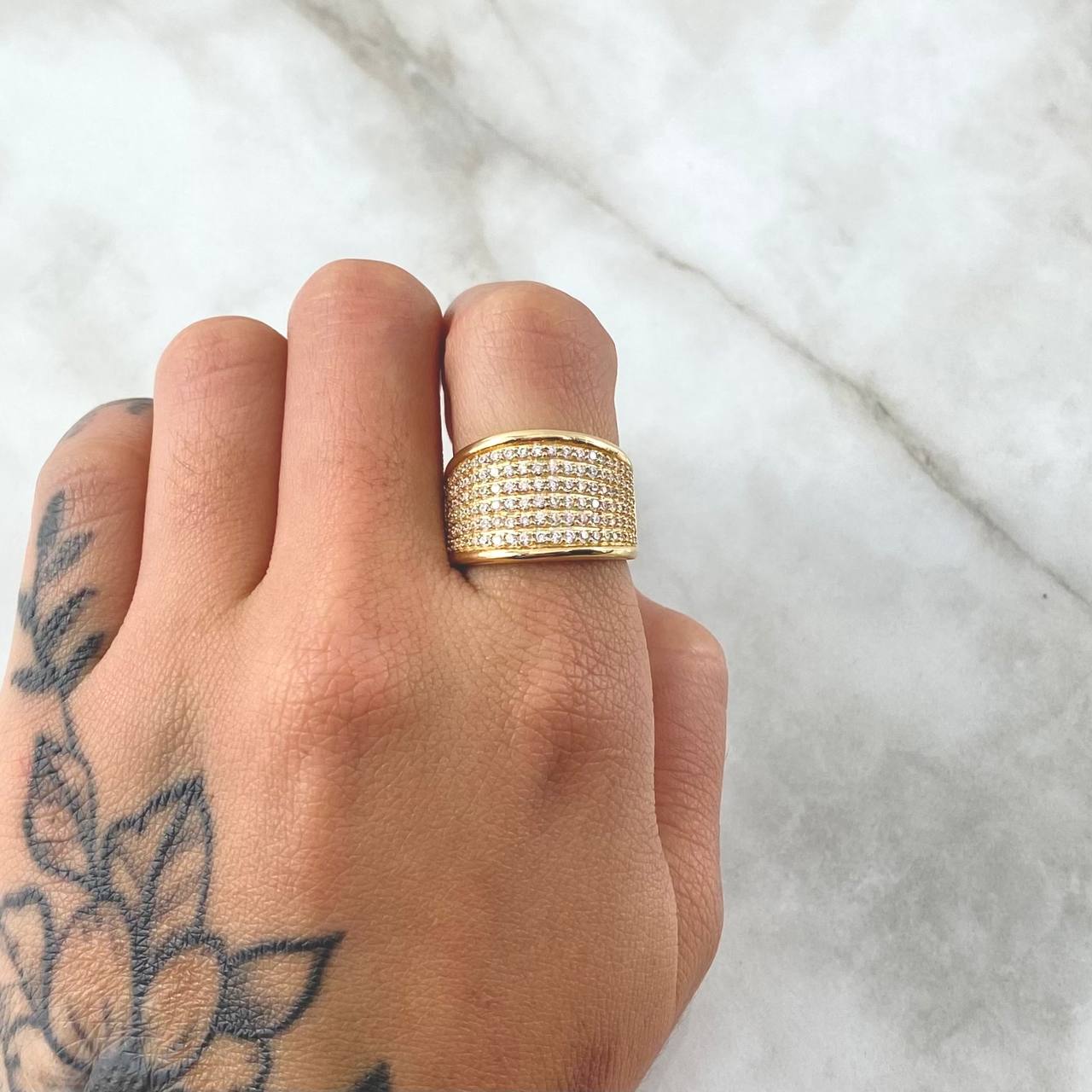 Anillo Churumbela Infinita 7.15gr / T6 3/4 / Circones Blancos Oro Amarillo 18K
