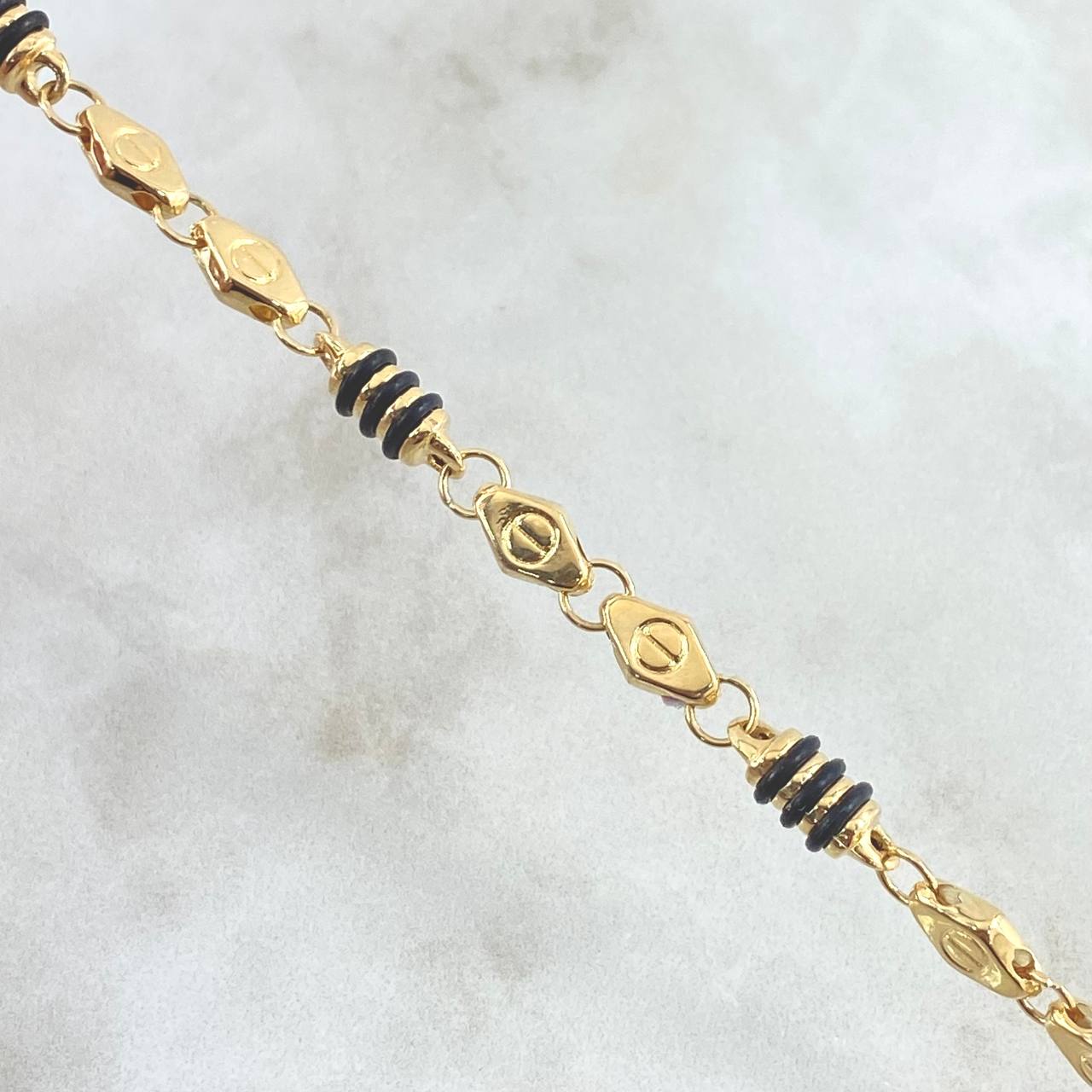 Pulso Rustico Tornillo 5.45gr / 19cm / 5.2mm Cauchos Negros Oro Amarillo 18K *