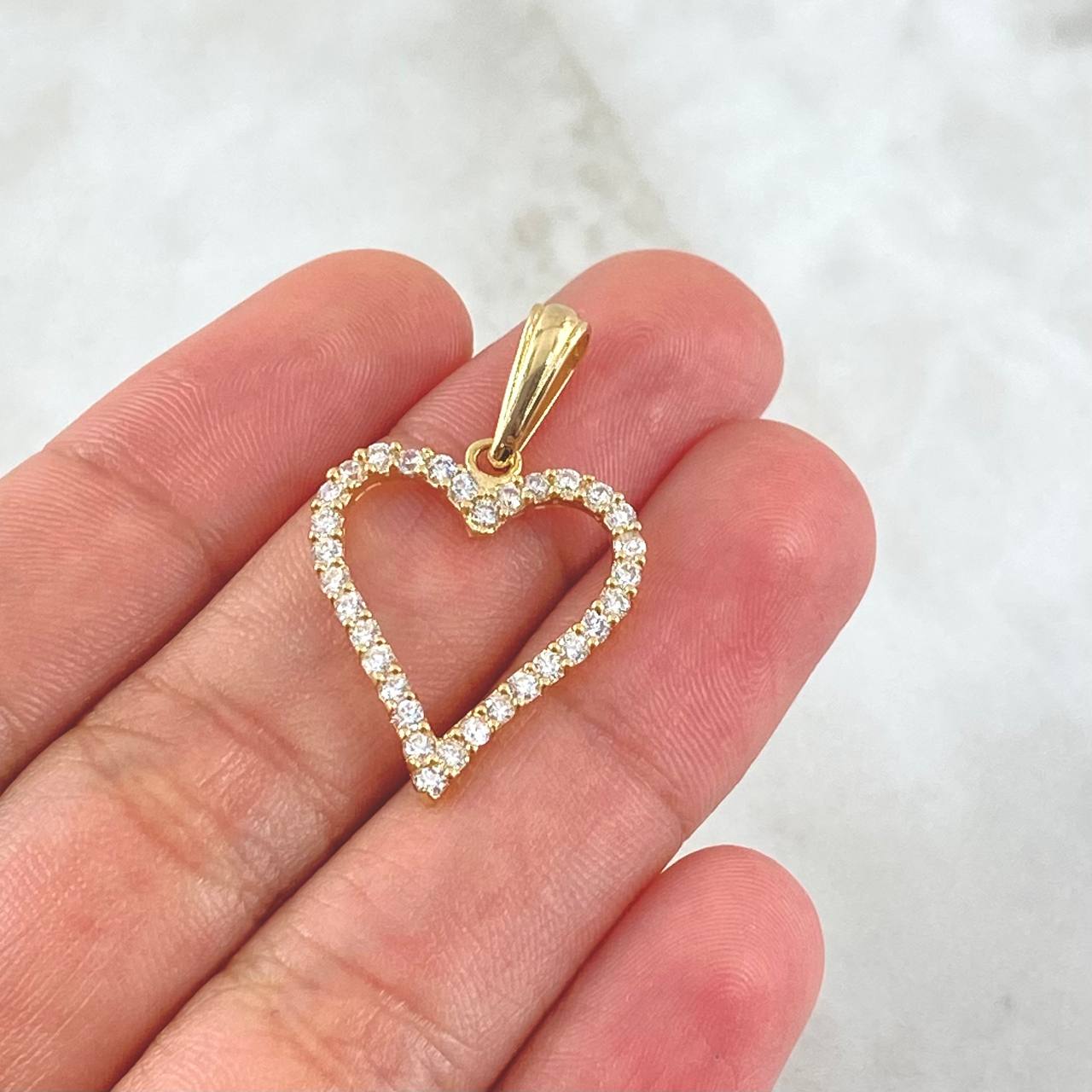 Dije Silueta Corazón 2.2gr / 3cm / Circones Blancos Oro Amarillo 18K