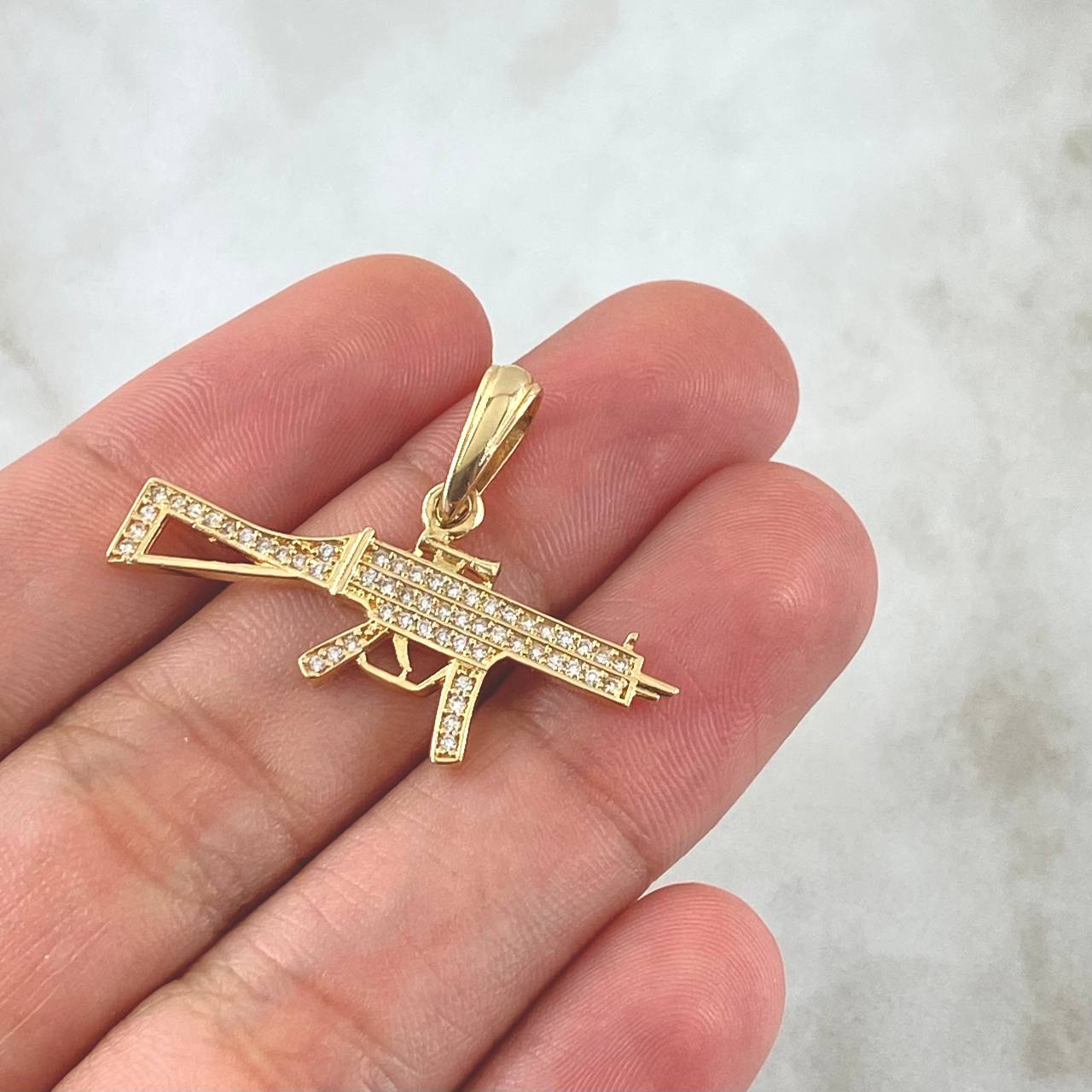 Dije Arma 2.75gr / 3.4cm / Circones Blancos Oro Amarillo 18K