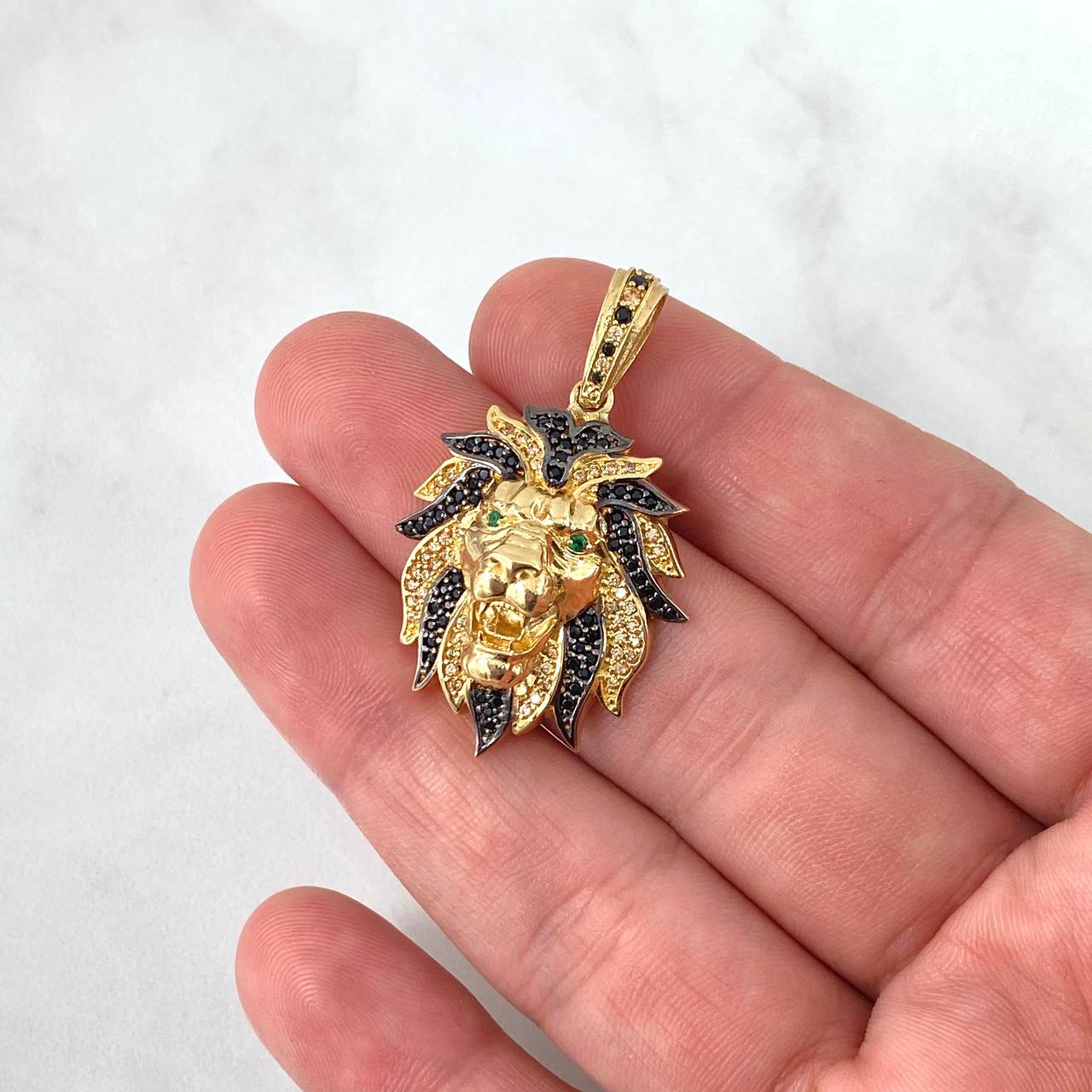 Dije Leon 8.1gr / 3.8cm / Circones Blancos Negros Oro Amarillo *