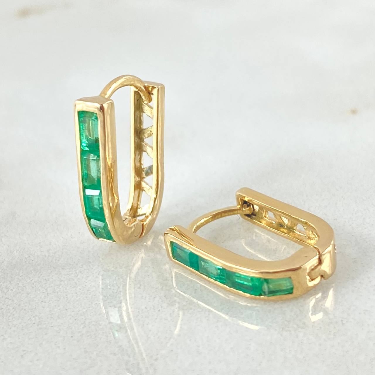 Candongas Curvas Perpendiculares Esmeraldas 56pts 2.9gr / 1.5cm / Oro 18K ©