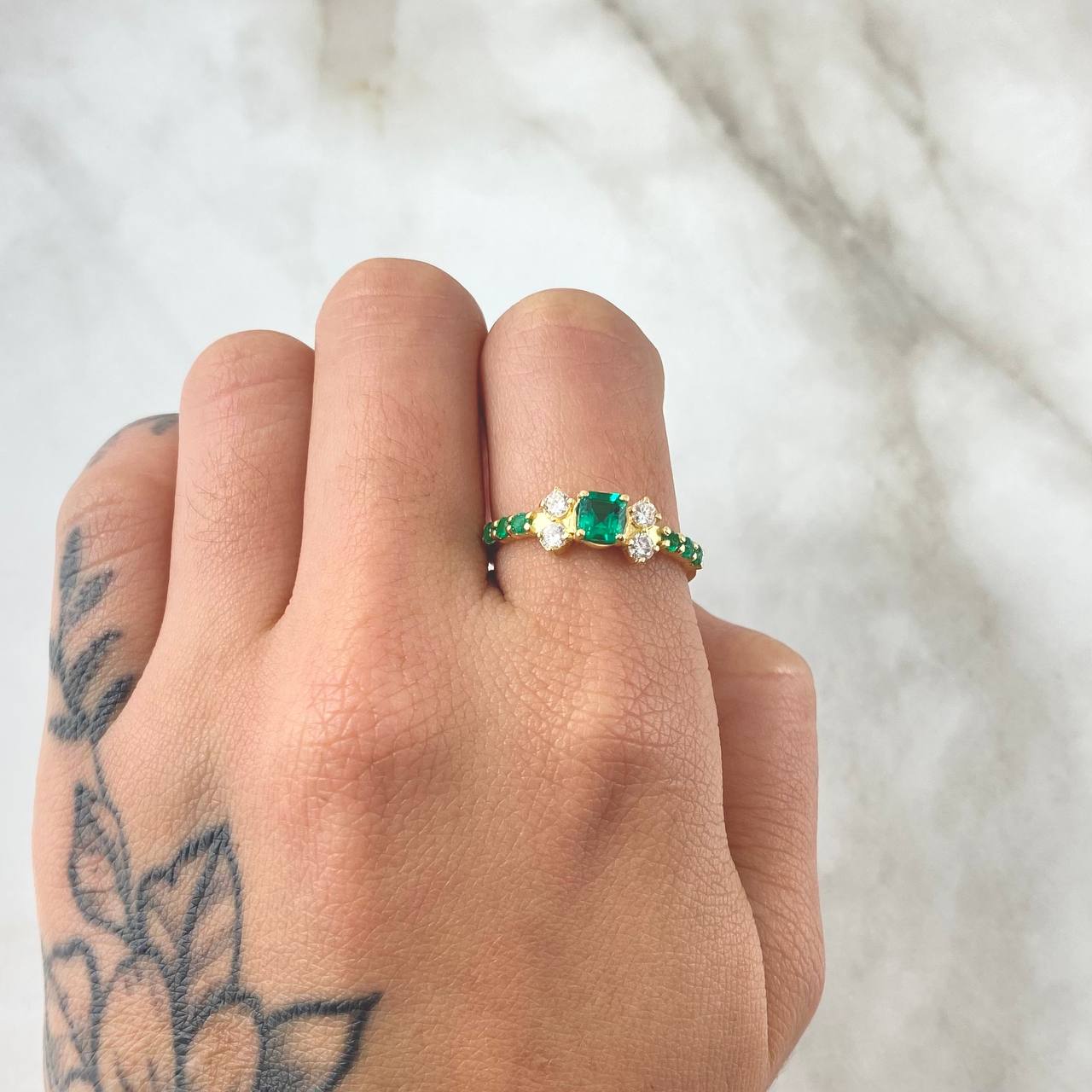 Anillo Estrellas Dilaterales Esmeraldas 48pts Diamantes 20pts 2.75gr / T7 3/4 / Oro 18K ©