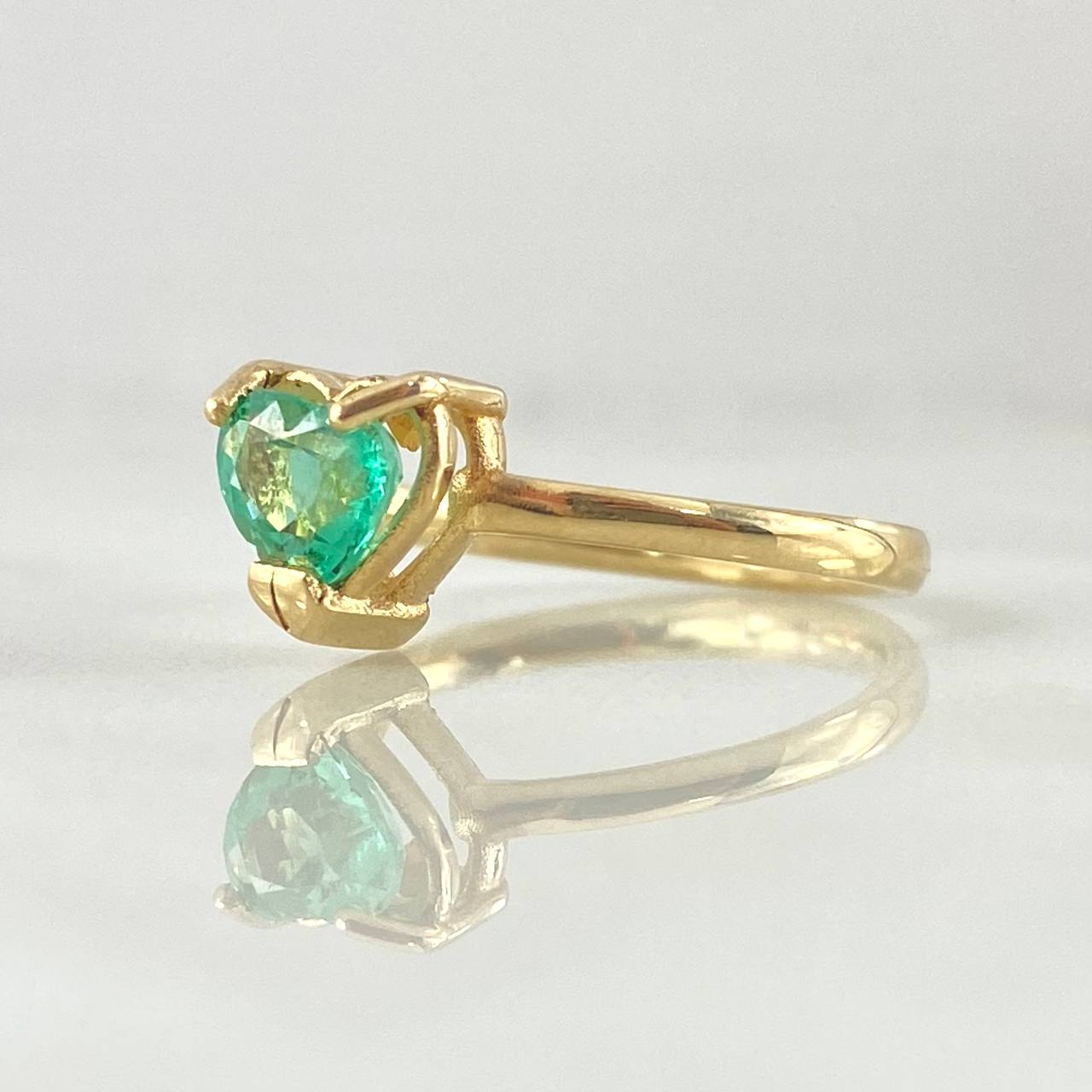 Anillo Solitario Corazón Agarrado Esmeralda 82pts 2.9gr / T7 / Oro 18K ©