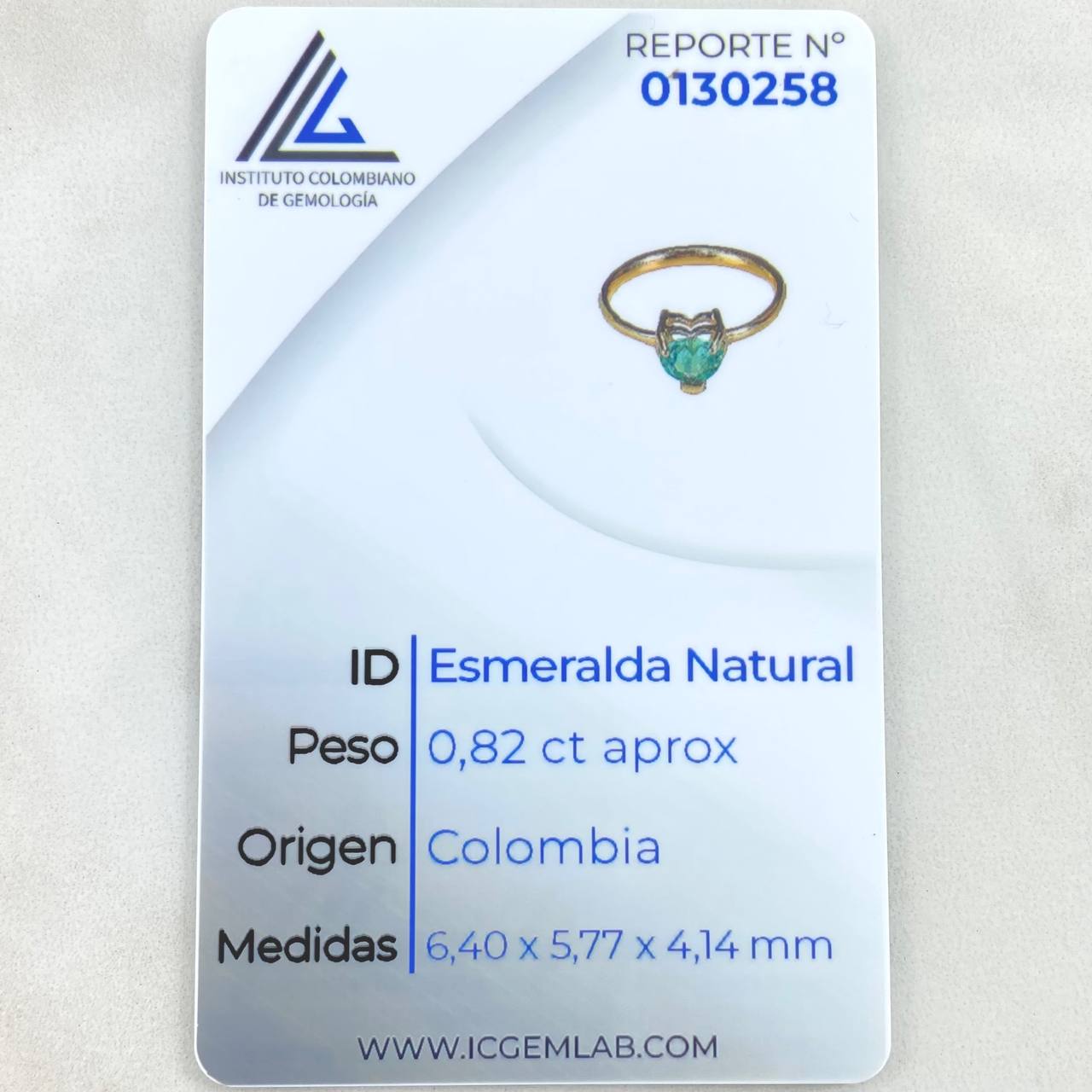 Anillo Solitario Corazón Agarrado Esmeralda 82pts 2.9gr / T7 / Oro 18K ©