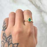 Anillo Solitario Gota Esmeralda 78pts 2.8gr / T5 3/4 / Oro 18K ©