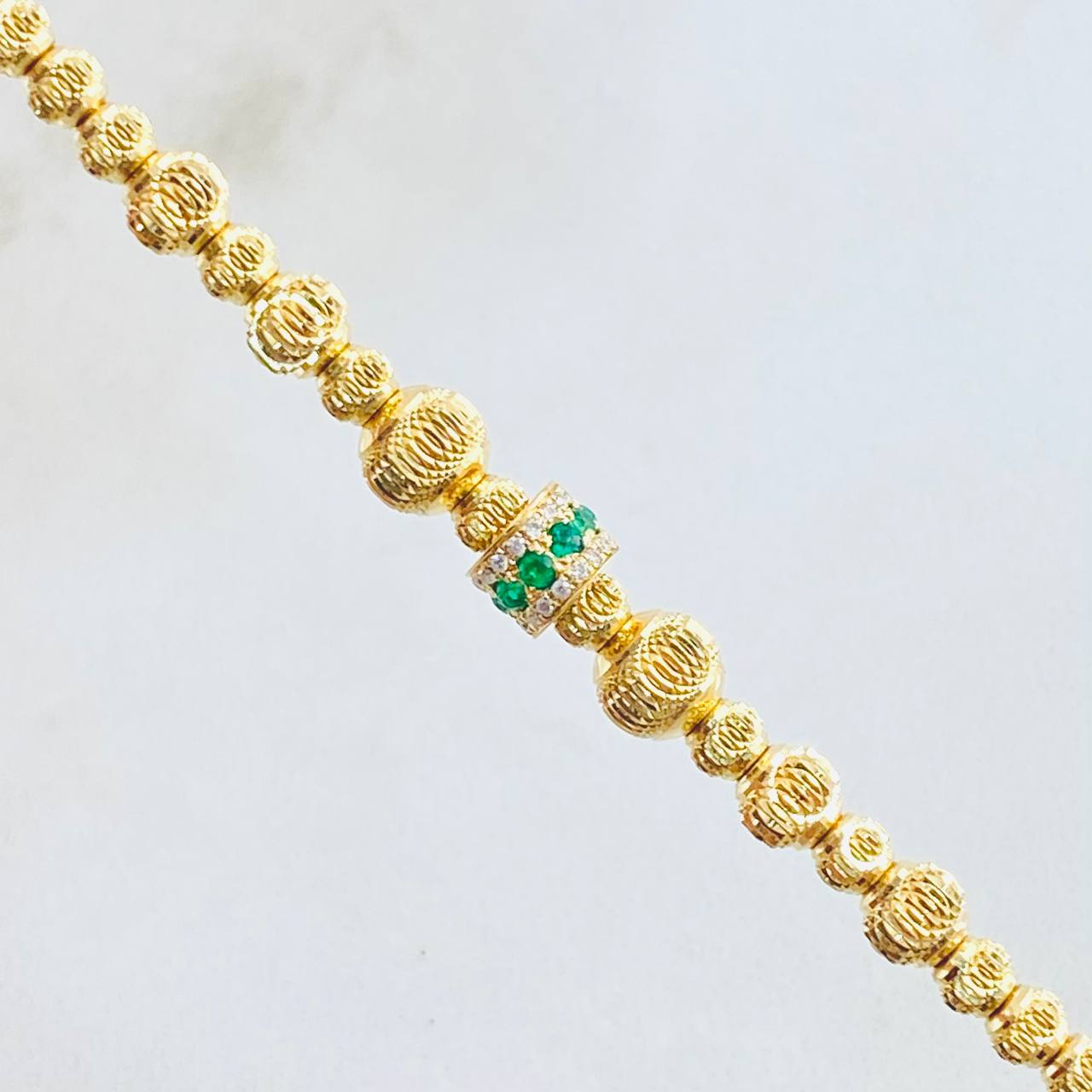 Pulso Militar Luna Esmeraldas 20pts Diamantes 40pts 5.55gr / 18.5cm / Oro Amarillo 18K ©