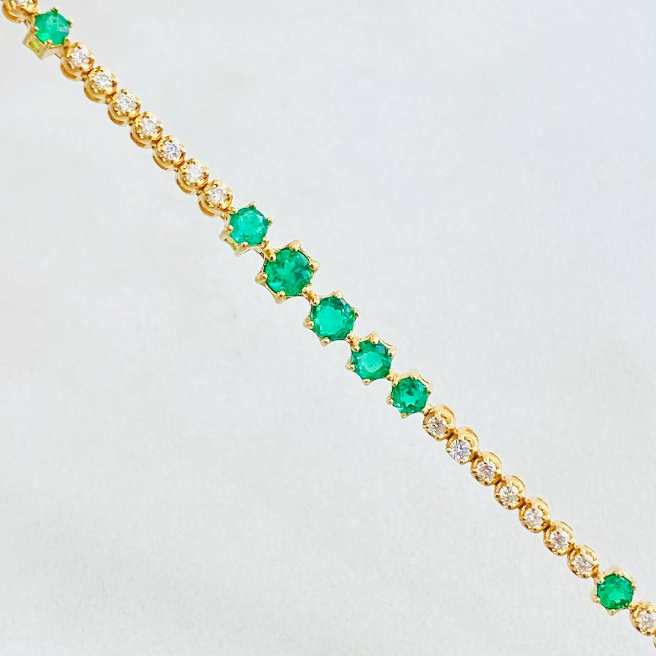 Pulso Tennis Segmentado Esmeraldas 60pts Diamantes 78pts 6.05gr / 17cm / Oro Amarillo 18K ©