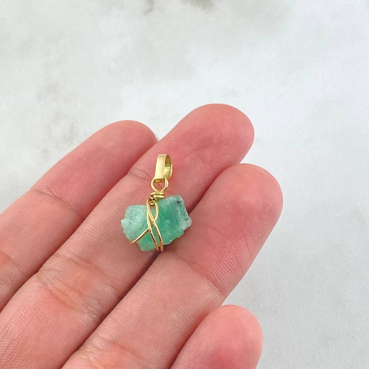 Dije Morralla Esmeralda Mediana Oro Amarillo 18K ©