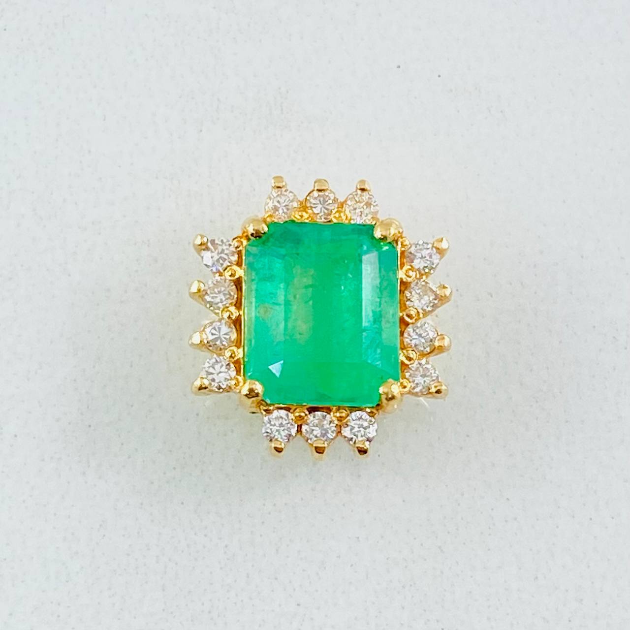 Dije Recuadro Tupido Esmeralda 1.62 Qts Diamantes 16pts 2.05gr / 1cm / Oro Amarillo 18K ©