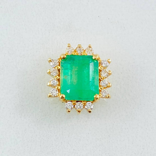 Dije Recuadro Tupido Esmeralda 1.62 Qts Diamantes 16pts 2.05gr / 1cm / Oro Amarillo 18K ©
