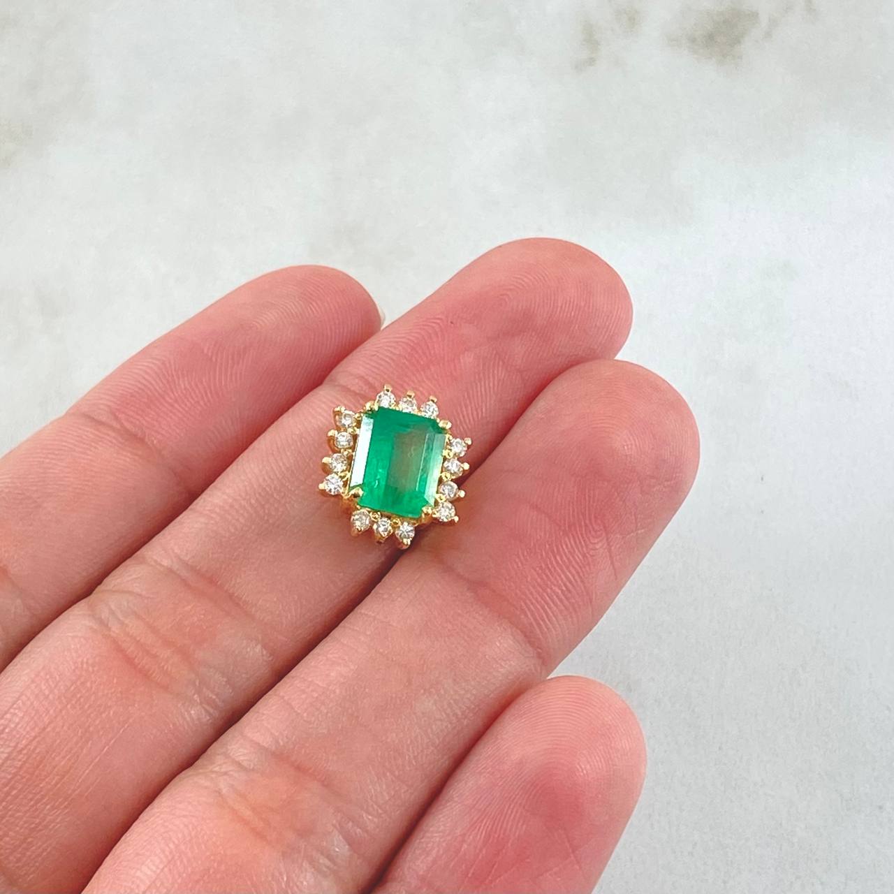 Dije Recuadro Tupido Esmeralda 1.62 Qts Diamantes 16pts 2.05gr / 1cm / Oro Amarillo 18K ©