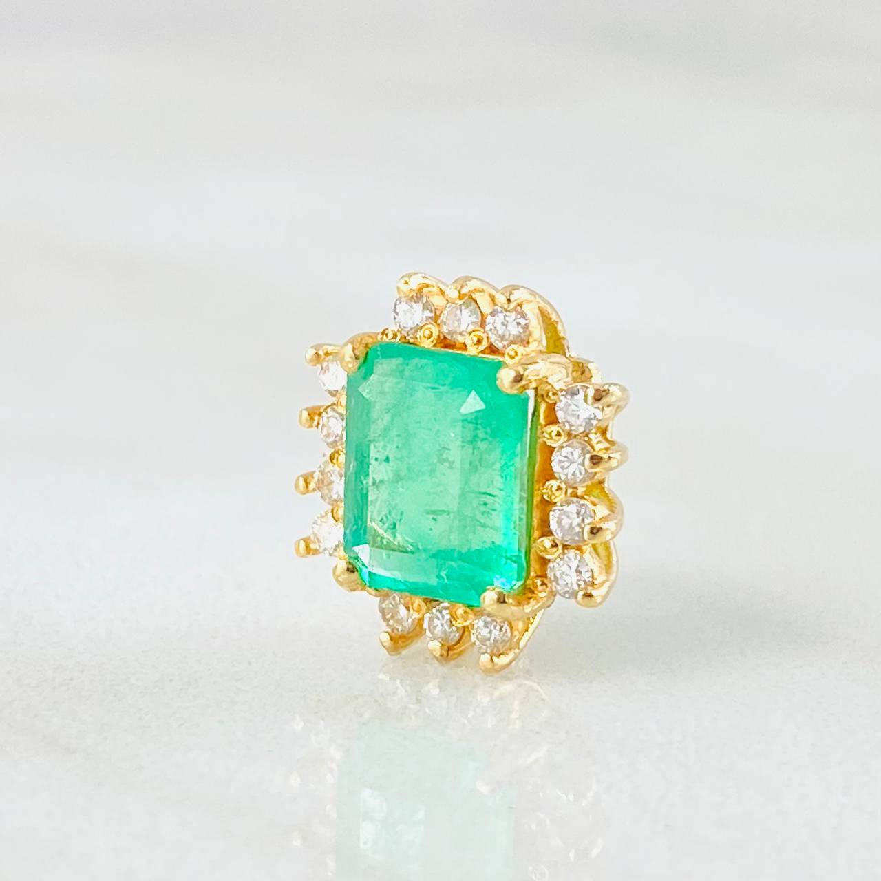 Dije Recuadro Tupido Esmeralda 1.62 Qts Diamantes 16pts 2.05gr / 1cm / Oro Amarillo 18K ©