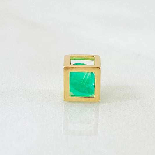 Dije Cubo Esmeralda 70pts 0.65gr / 0.6cm / Oro Amarillo 18K ©