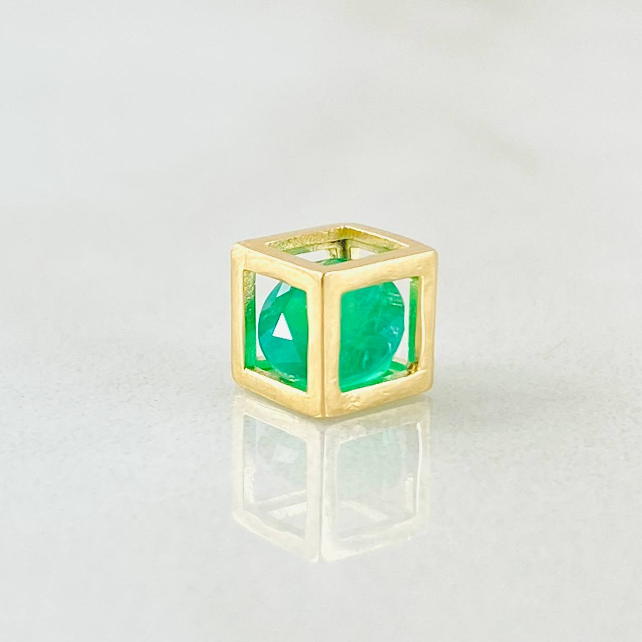 Dije Cubo Esmeralda 70pts 0.65gr / 0.6cm / Oro Amarillo 18K ©