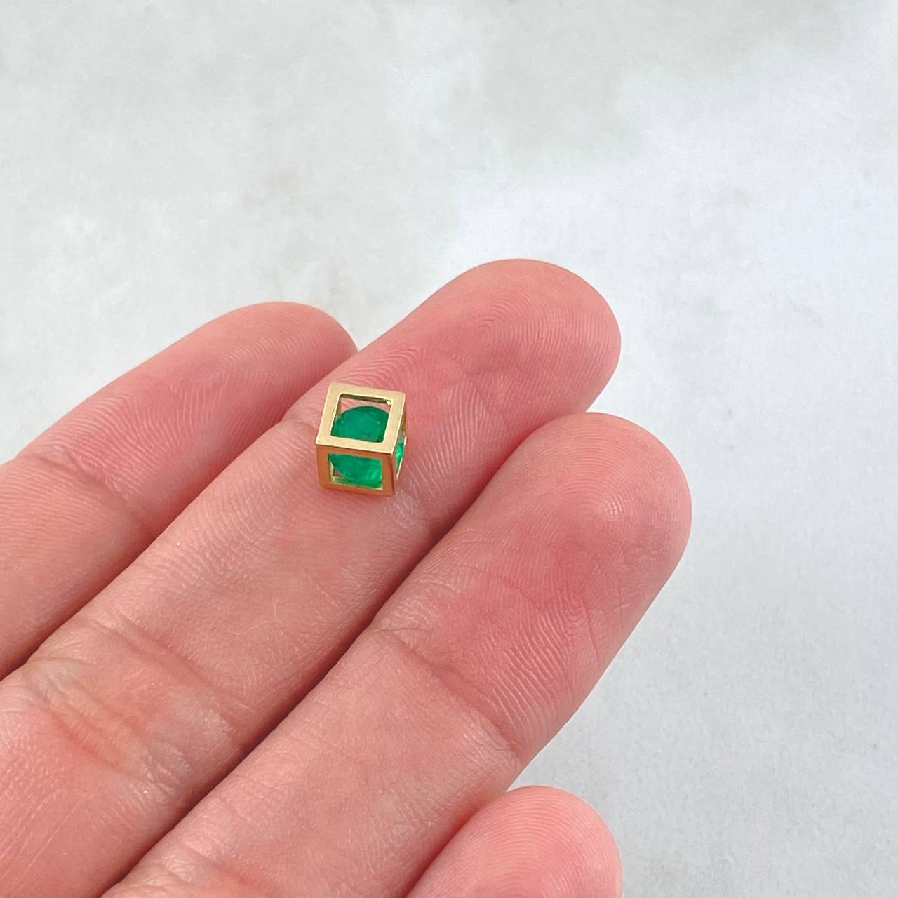 Dije Cubo Esmeralda 70pts 0.65gr / 0.6cm / Oro Amarillo 18K ©