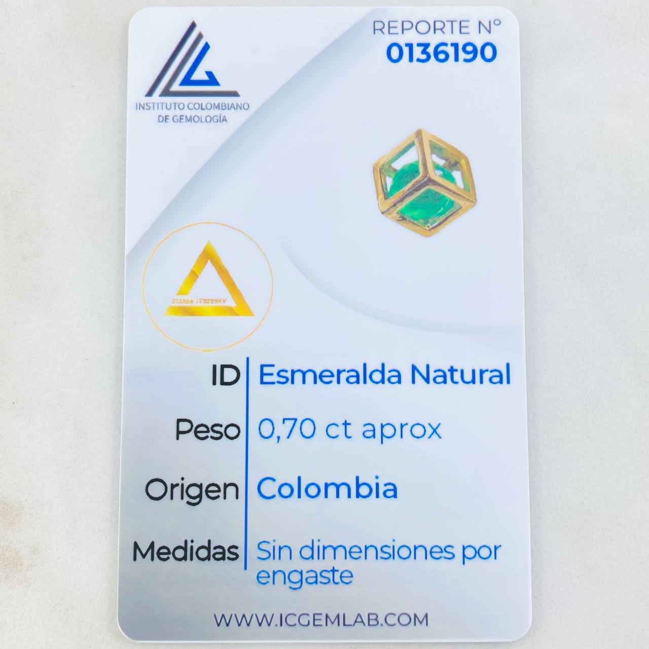 Dije Cubo Esmeralda 70pts 0.65gr / 0.6cm / Oro Amarillo 18K ©