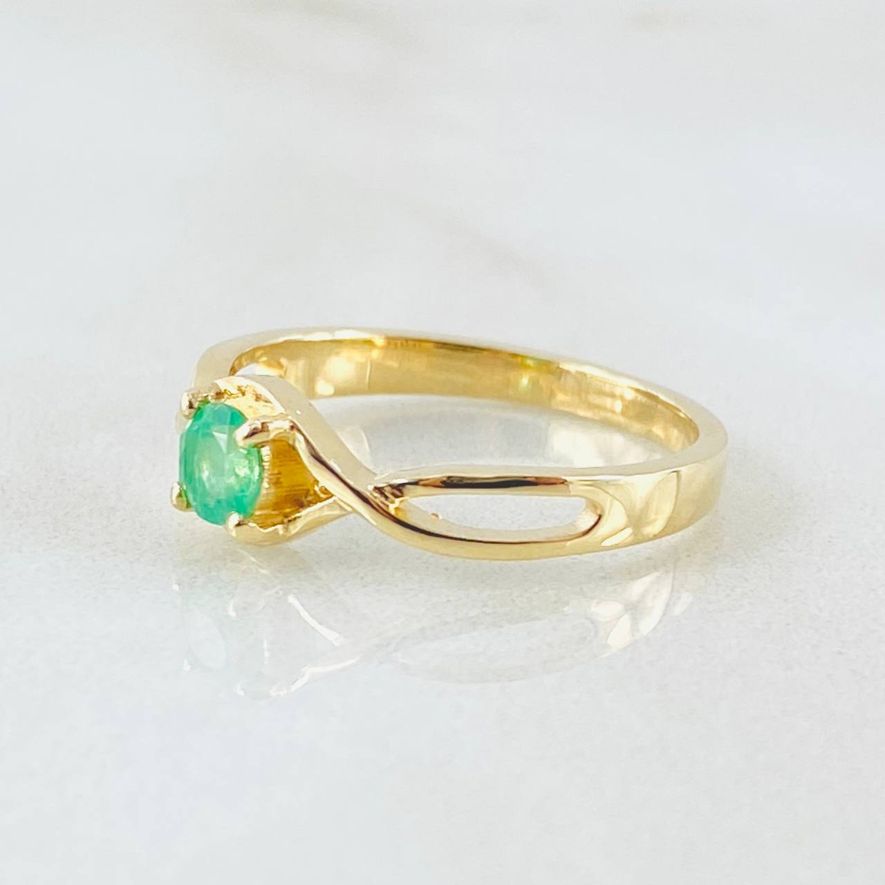 Anillo Solitario Ojo Infinito Esmeralda 27pts 2.5gr / T6 / Oro Amarillo 18K ©