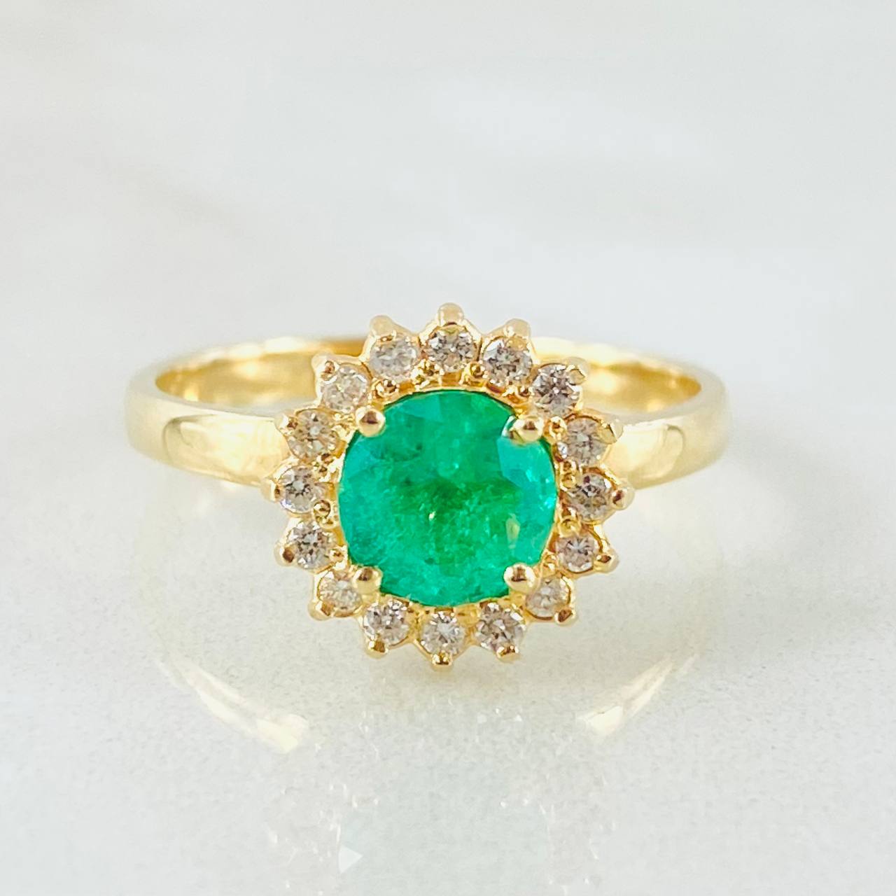Anillo Solitario Flor Girasol Esmeralda 79pts Diamantes 16pts 3.75gr / T7 1/2 / Oro Amarillo 18K ©