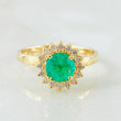 Anillo Solitario Flor Girasol Esmeralda 79pts Diamantes 16pts 3.75gr / T7 1/2 / Oro Amarillo 18K ©