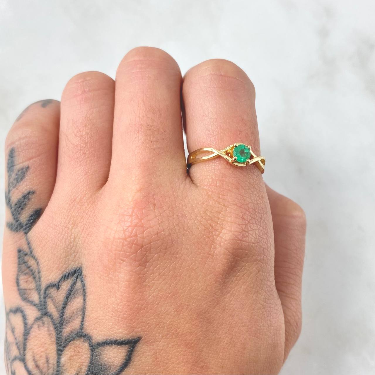 Anillo Solitario Ojo Infinito Esmeralda 27pts 2.5gr / T6 / Oro Amarillo 18K ©