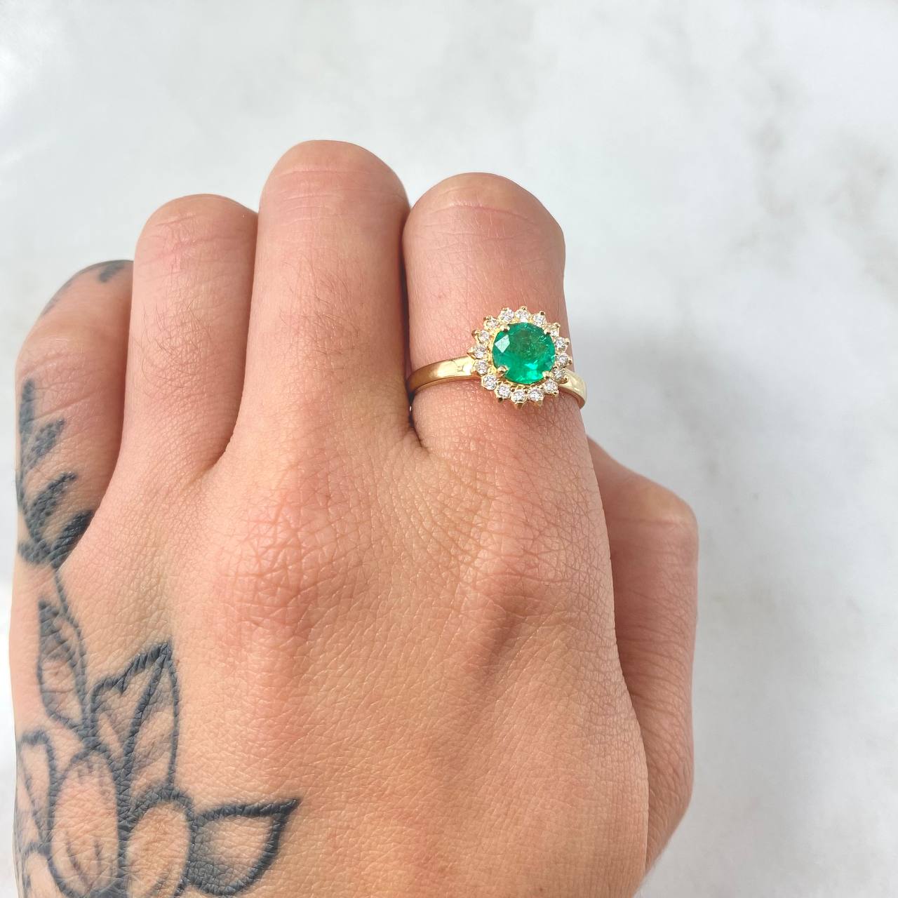 Anillo Solitario Flor Girasol Esmeralda 79pts Diamantes 16pts 3.75gr / T7 1/2 / Oro Amarillo 18K ©