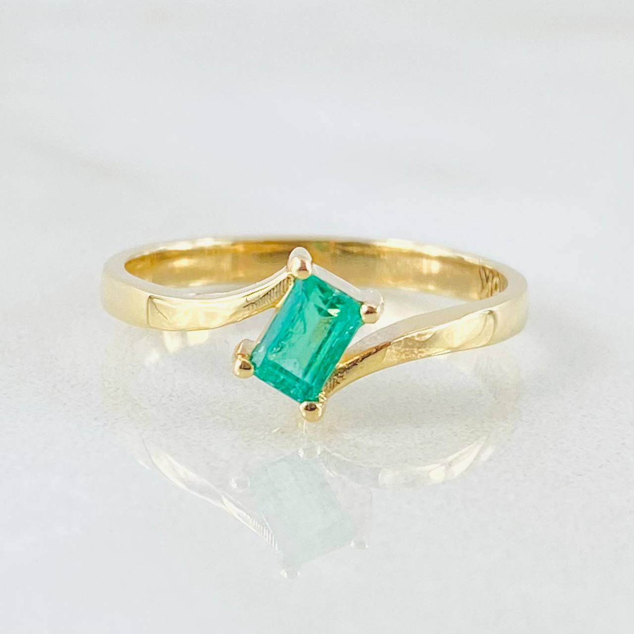 Anillo Solitario Recta Ondulada Esmeralda 28pts 2.55gr / T6 / Oro Amarillo 18K ©