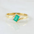 Anillo Solitario Recta Ondulada Esmeralda 28pts 2.55gr / T6 / Oro Amarillo 18K ©