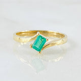 Anillo Solitario Recta Ondulada Esmeralda 28pts 2.55gr / T6 / Oro Amarillo 18K ©