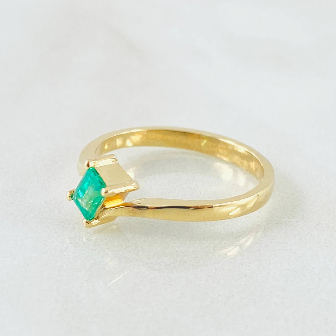 Anillo Solitario Recta Ondulada Esmeralda 28pts 2.55gr / T6 / Oro Amarillo 18K ©