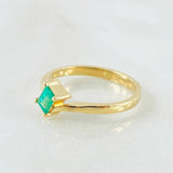 Anillo Solitario Recta Ondulada Esmeralda 28pts 2.55gr / T6 / Oro Amarillo 18K ©