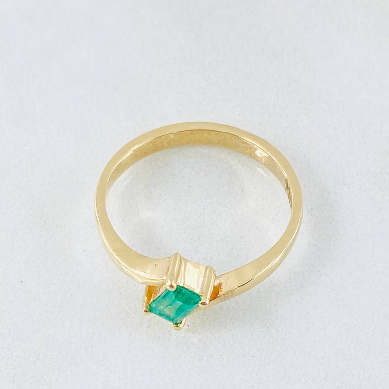 Anillo Solitario Recta Ondulada Esmeralda 28pts 2.55gr / T6 / Oro Amarillo 18K ©