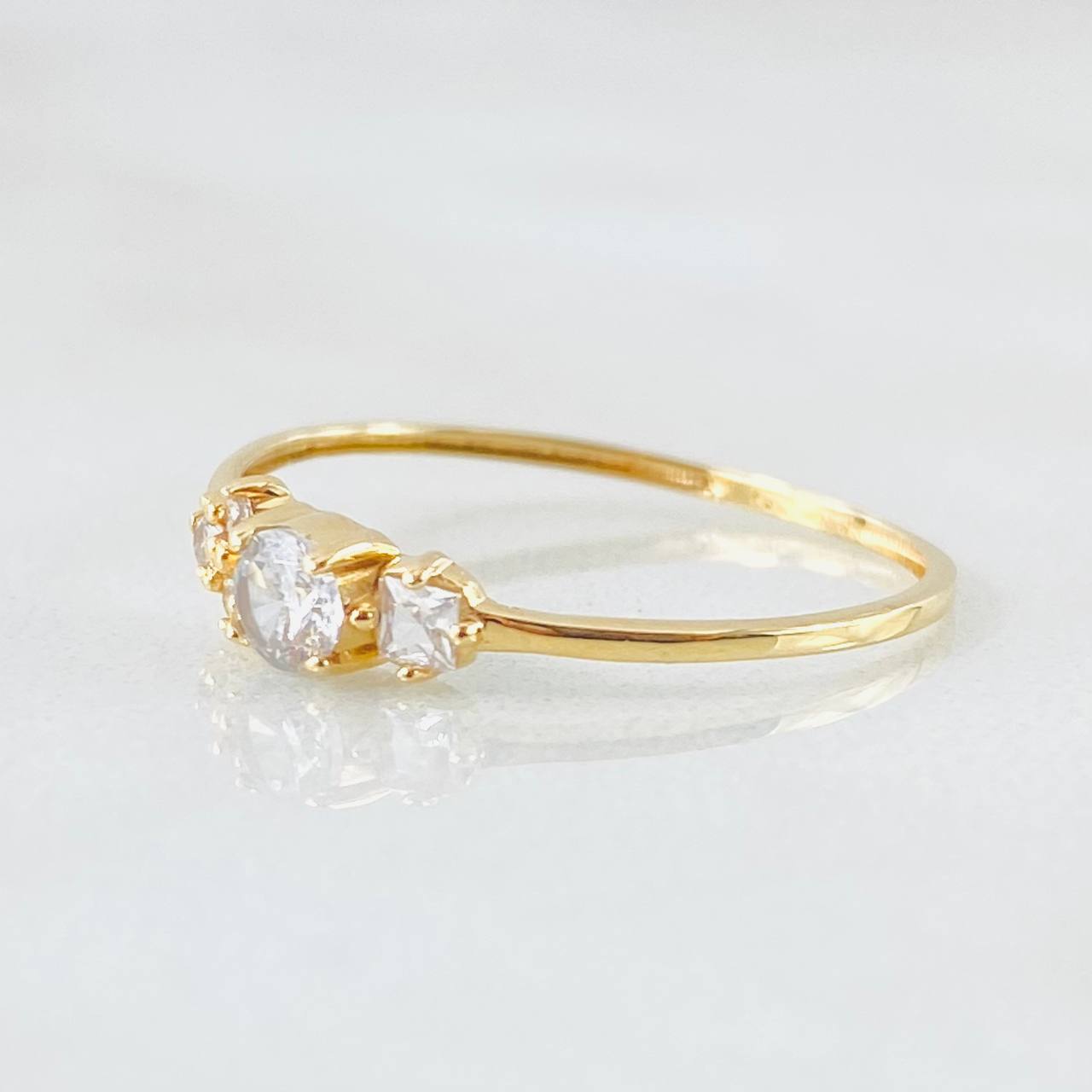 Anillo Solitario Flores Delicadas 1gr / T6 3/4 / Oro Amarillo 18K ©