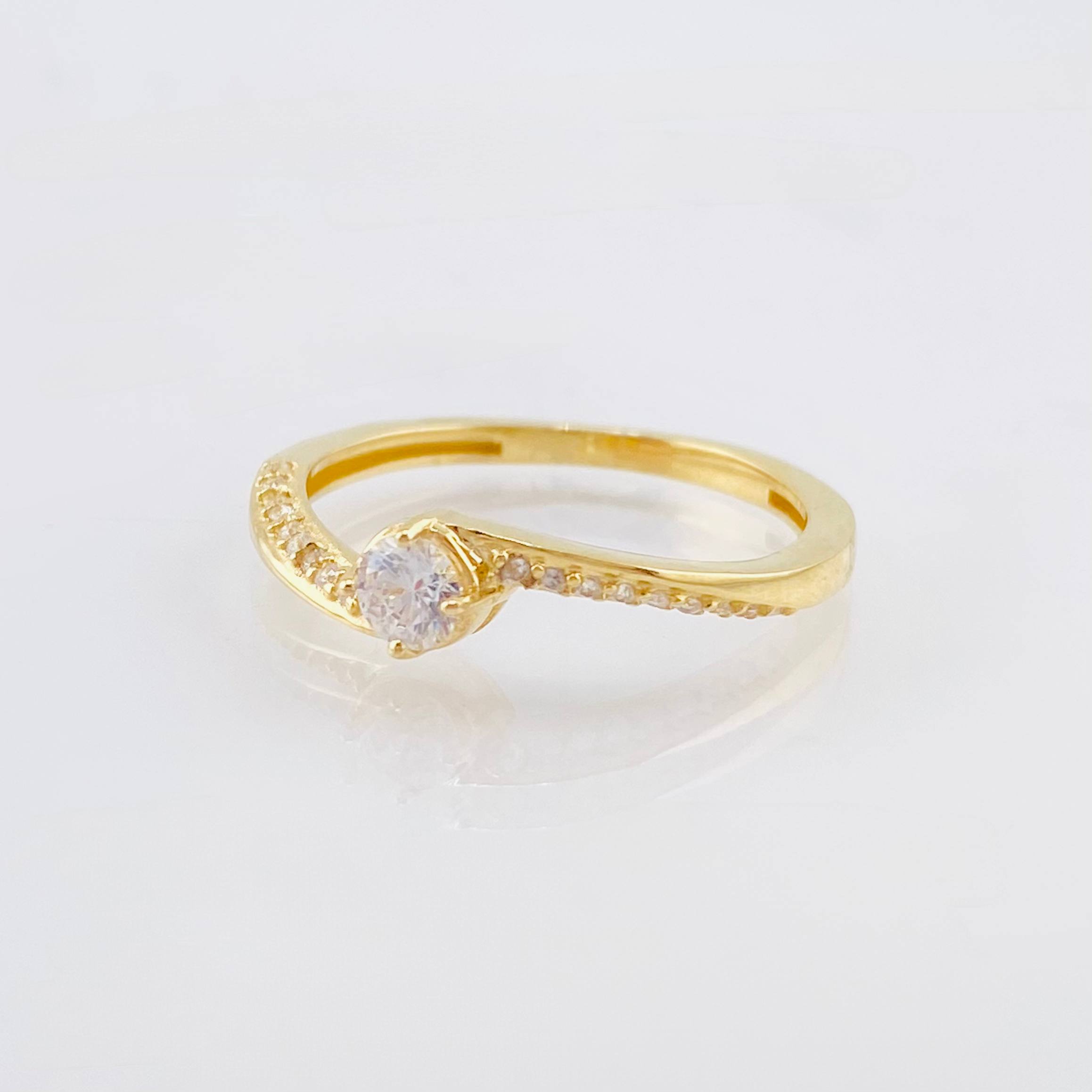 Anillo Solitario 2.6gr / T8 1/2 / Oro Amarillo 18K *