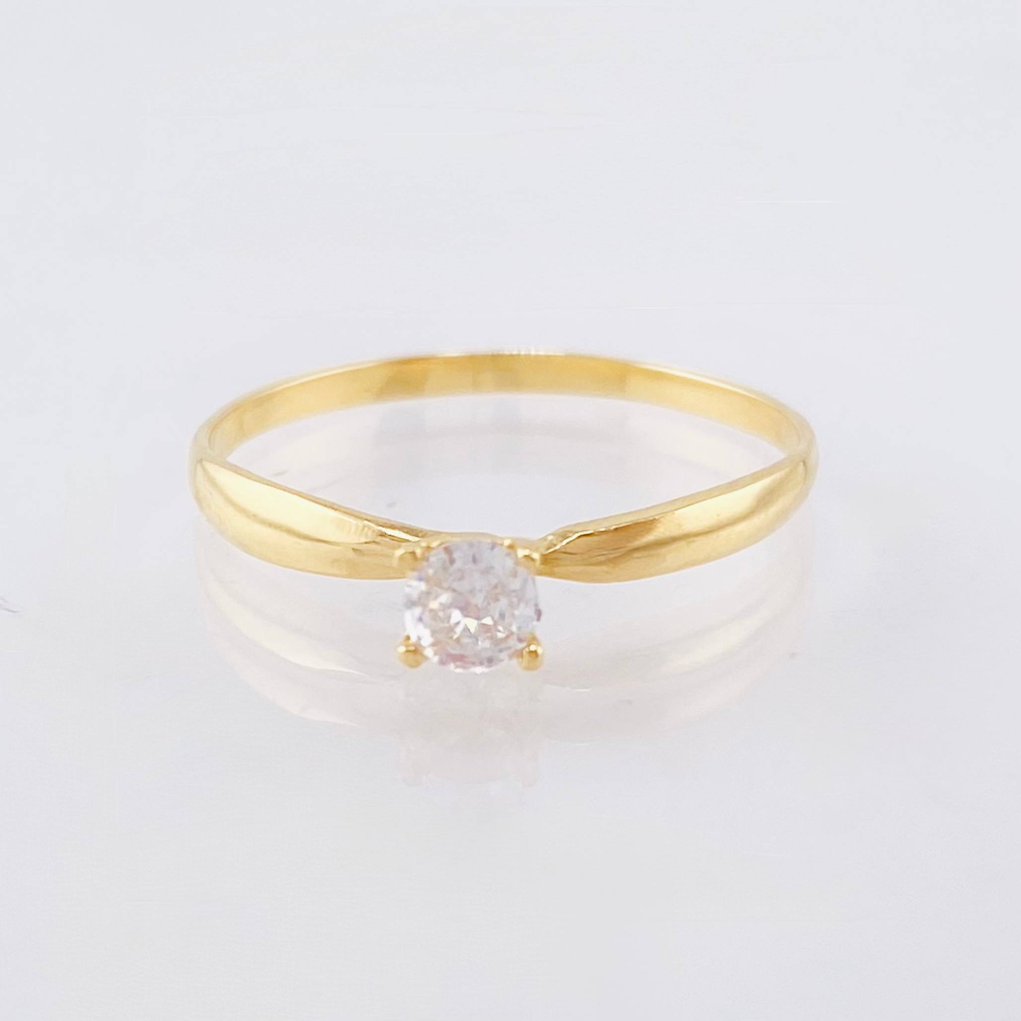 Anillo Solitario Cuatro Garras 1.1gr / T6 3/4 / Oro Amarillo 18K *