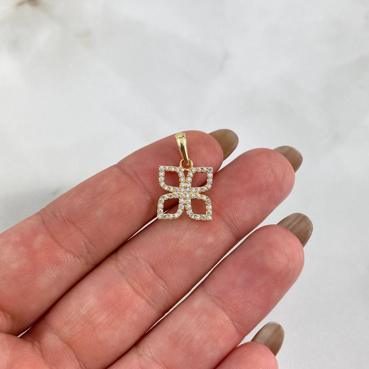 Dije Flor Cuadrada 1.2gr / 1.8cm / Circones Blancos Oro Amarillo 18K (Oferta) ©